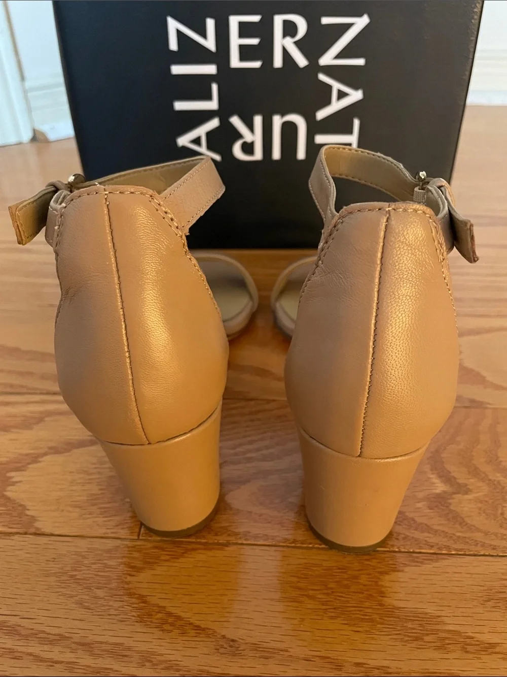Naturalizer Vera Sandal Heel in Creme Brulee Leather, Women’s 5.5 - Picture 3 of 7